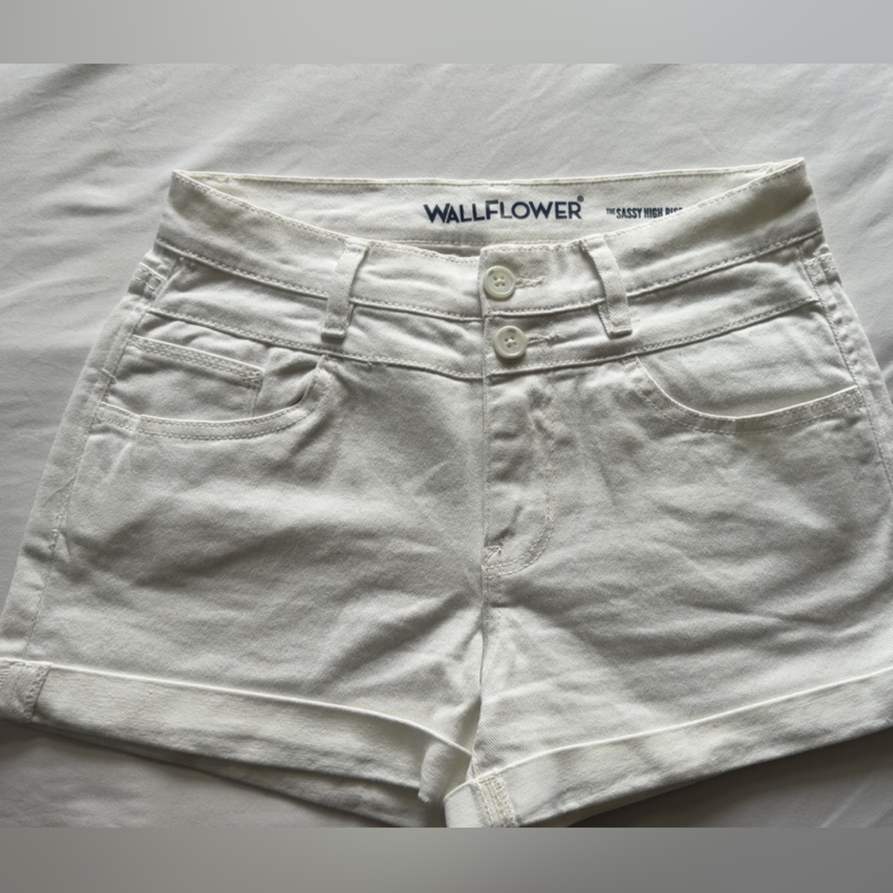 Wallflower Women's Crisp White Jean Shorts